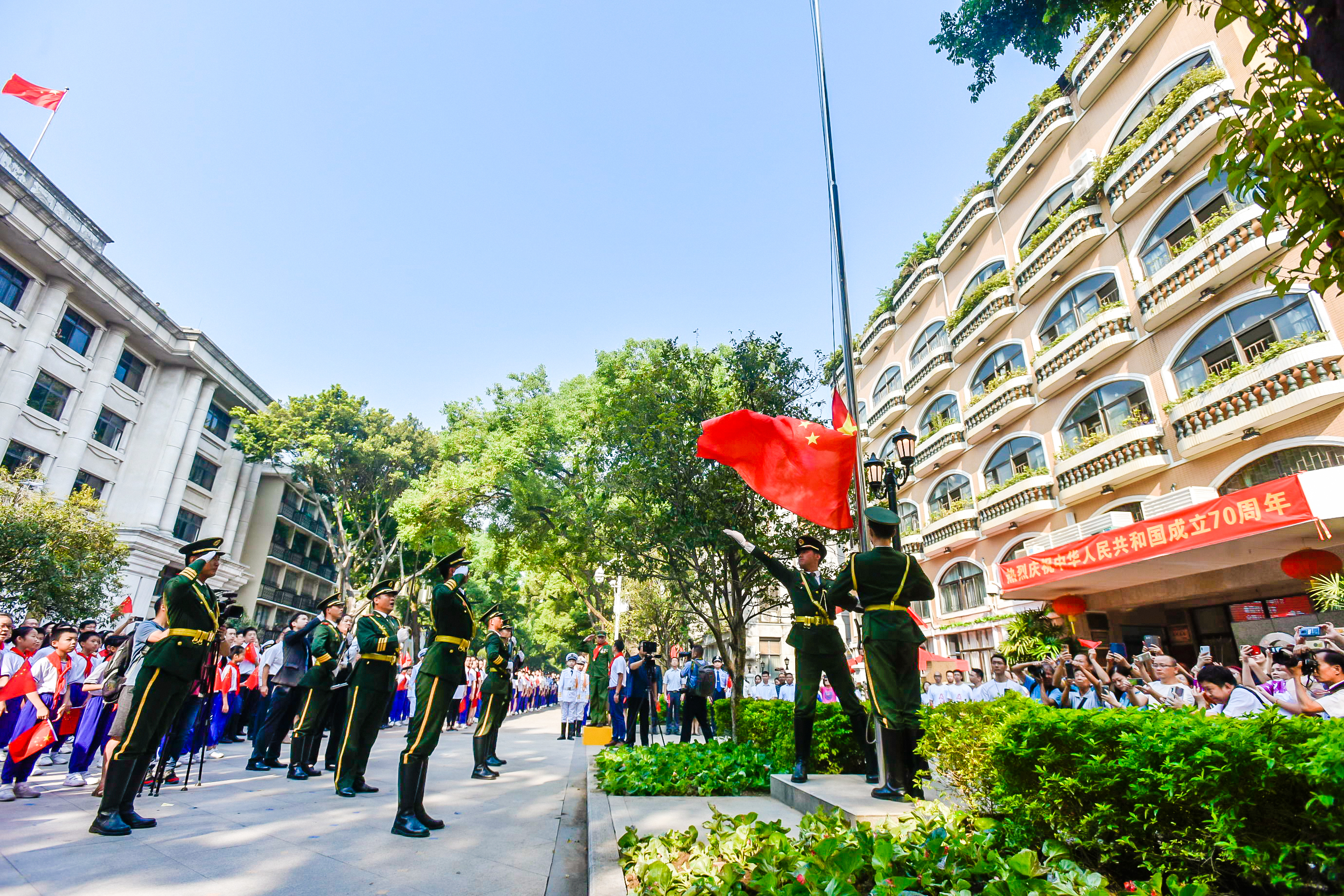 18.沙面校区底蕴深厚、中西融合，社区教育资源丰富，图中为结合“”新中国成立70周年“沙面学子与岛内友好单位进行振奋人心的社区联合升旗仪式.JPG