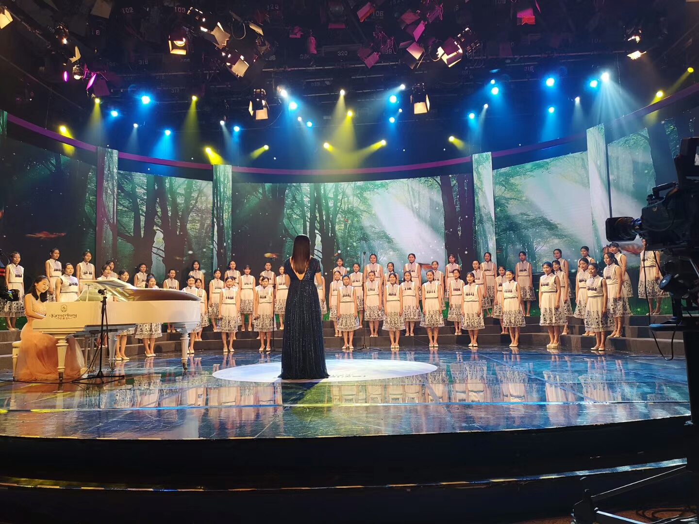广州幼师合唱团在广州电视台演出.jpg